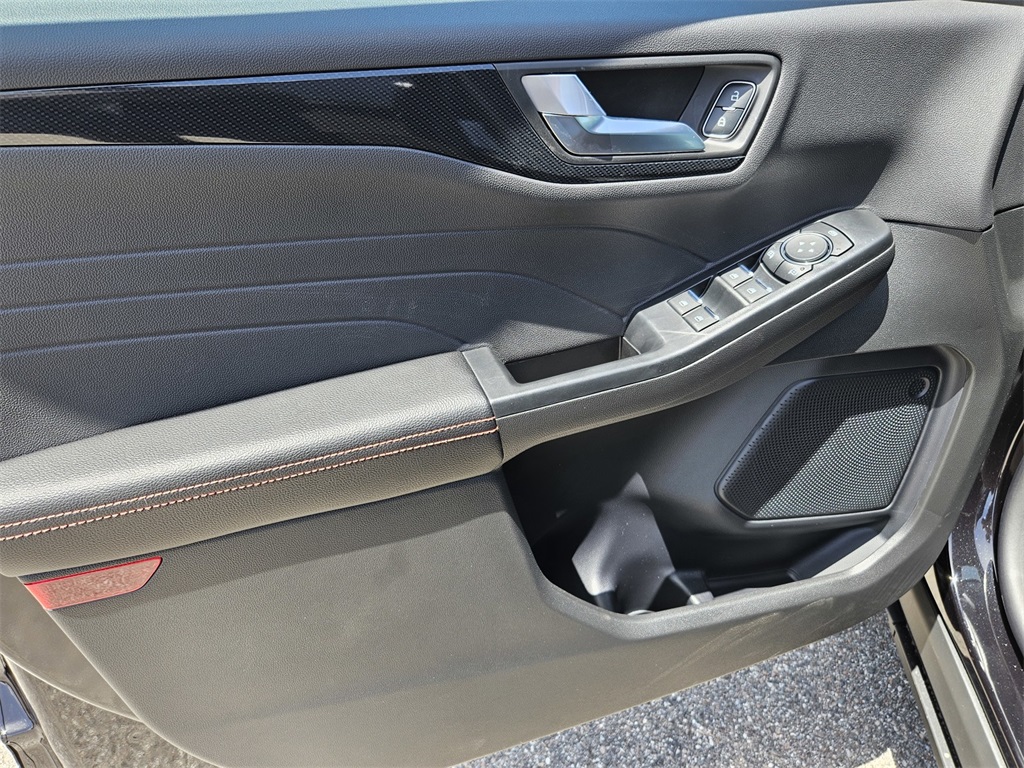 2025 Ford Escape ST-Line Hybrid photo 12