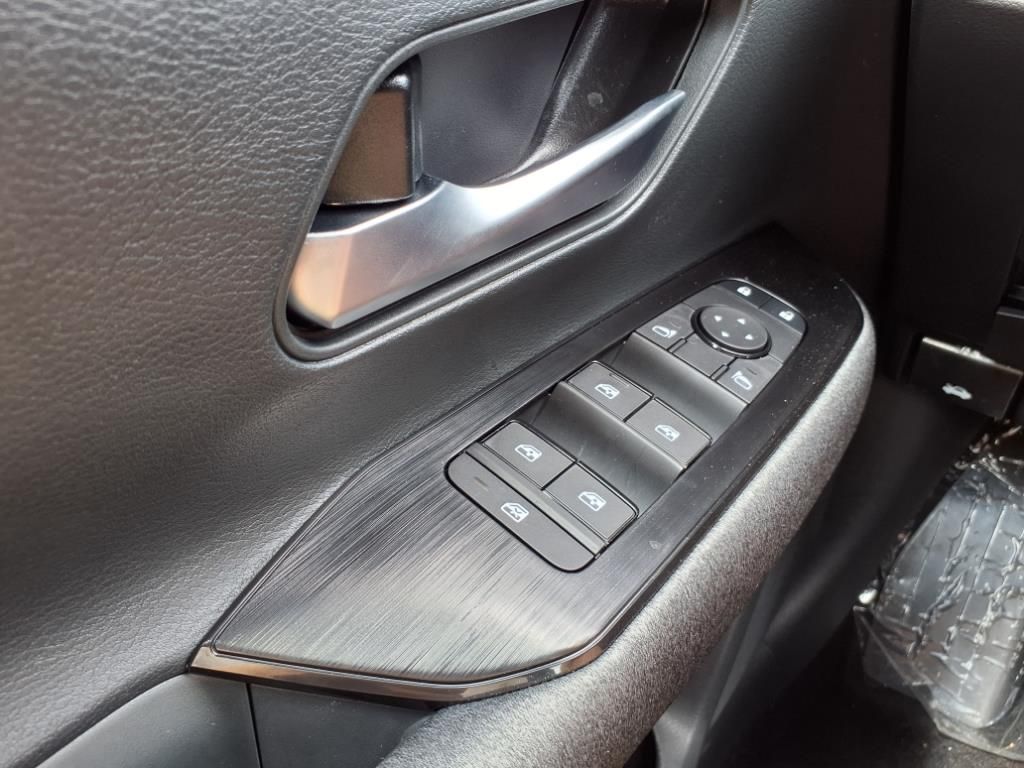 2025 Nissan Kicks SV photo 13