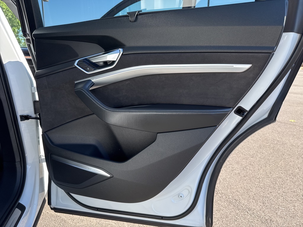 2019 Audi e-tron Premium Plus photo 29