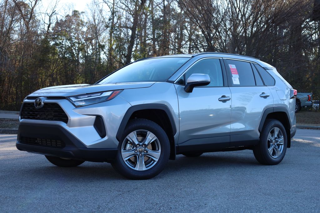 2025 Toyota RAV4 XLE's photo