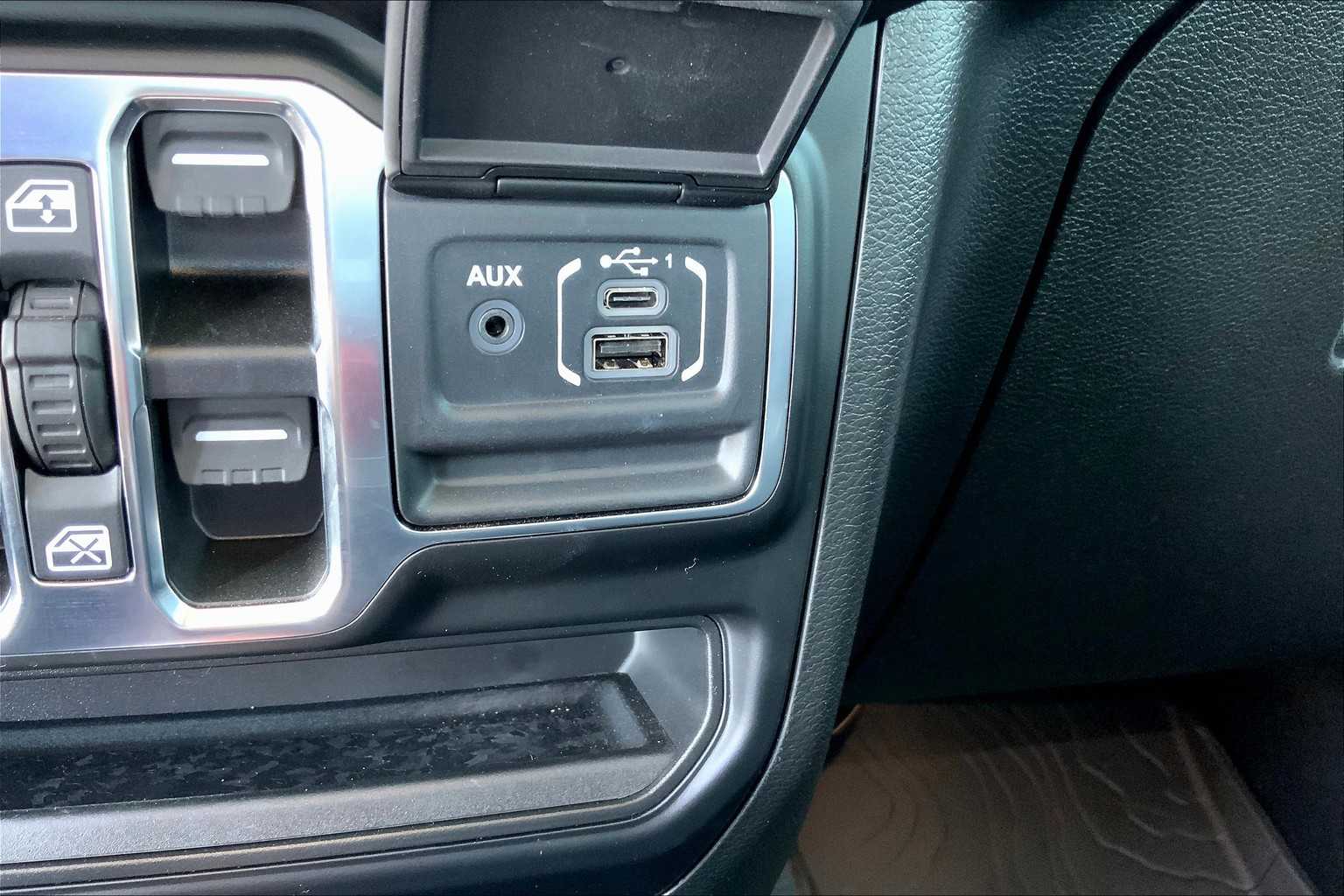 2022 Jeep Gladiator Willys Sport photo 29
