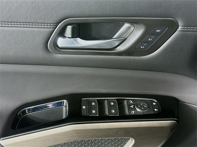 2025 Nissan Pathfinder Platinum photo 19