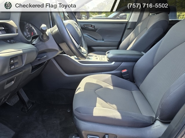 2022 Toyota Highlander LE photo 9