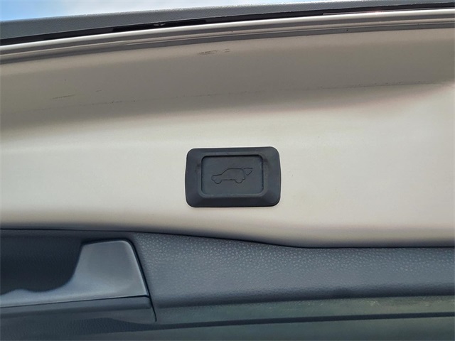 2024 Toyota RAV4 Hybrid XLE Premium photo 7