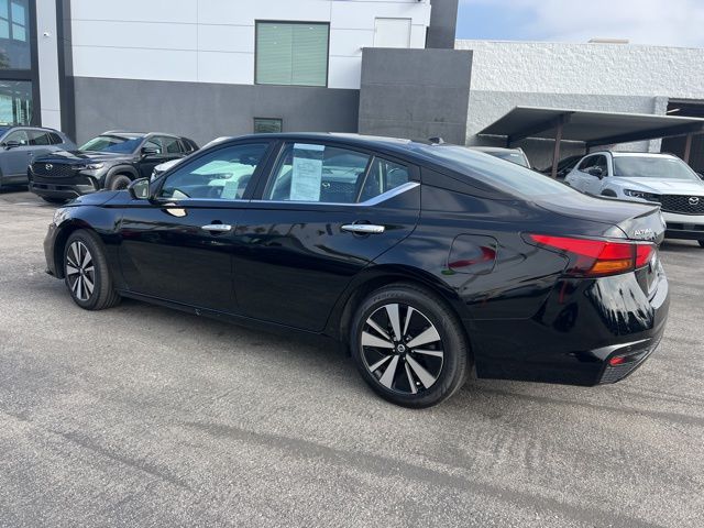 2022 Nissan Altima SV photo 3