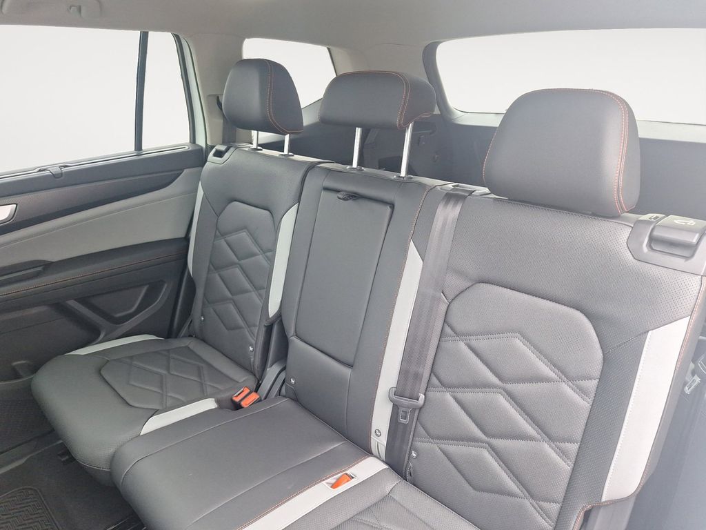 2025 Volkswagen Atlas Peak Edition SE photo 10