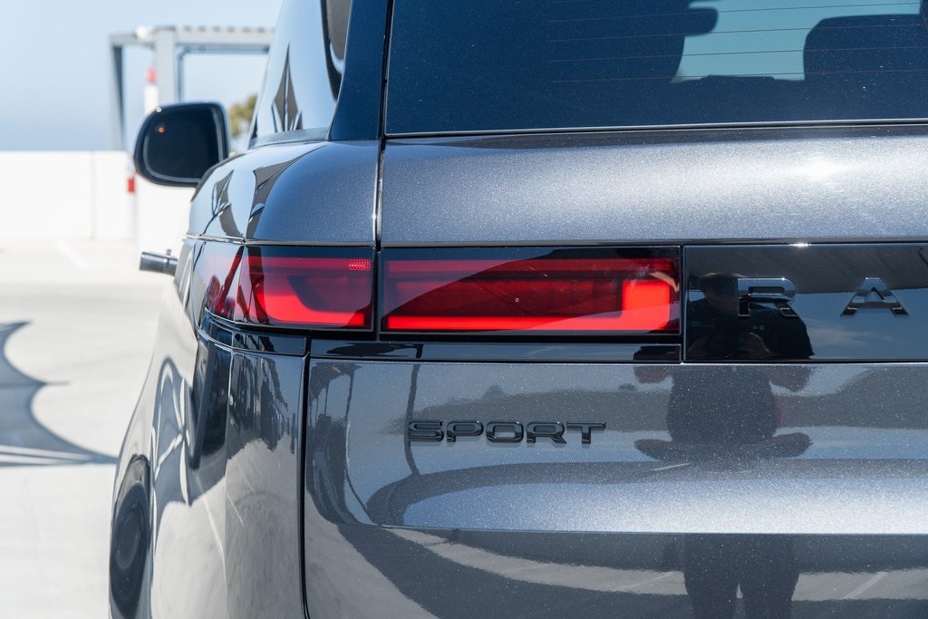 2025 Land Rover Range Rover Sport SE photo 4