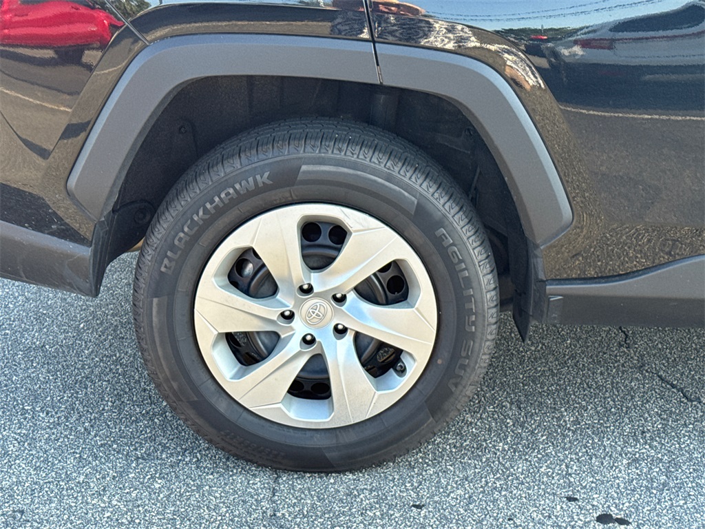2021 Toyota RAV4 LE photo 17