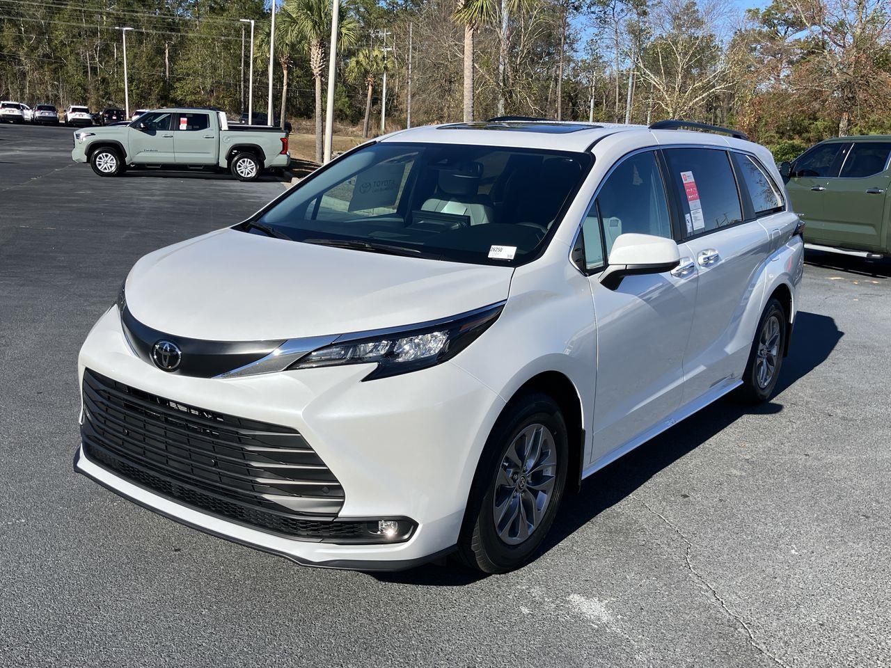 2026 Toyota Sienna XLE's photo