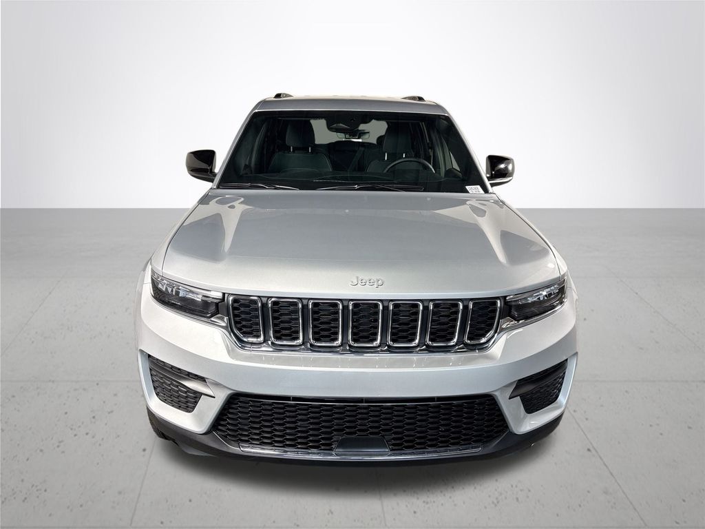 2025 Jeep Grand Cherokee Laredo photo 3