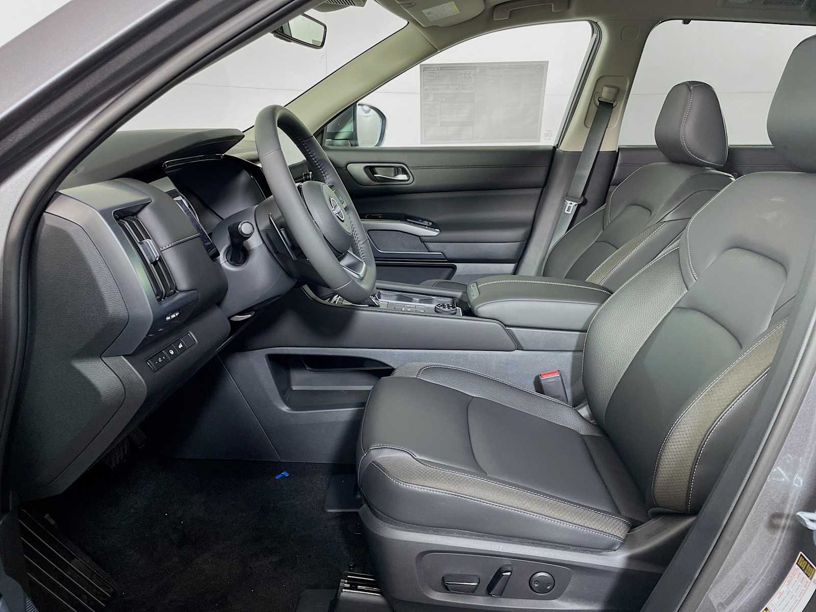 2025 Nissan Pathfinder SL photo 4