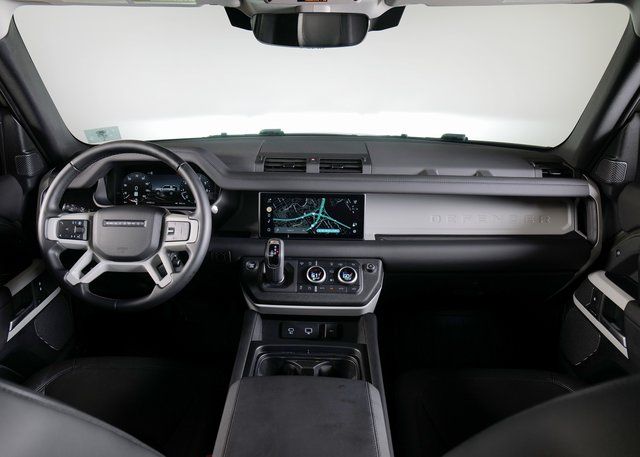 2024 Land Rover Defender 90 S photo 4