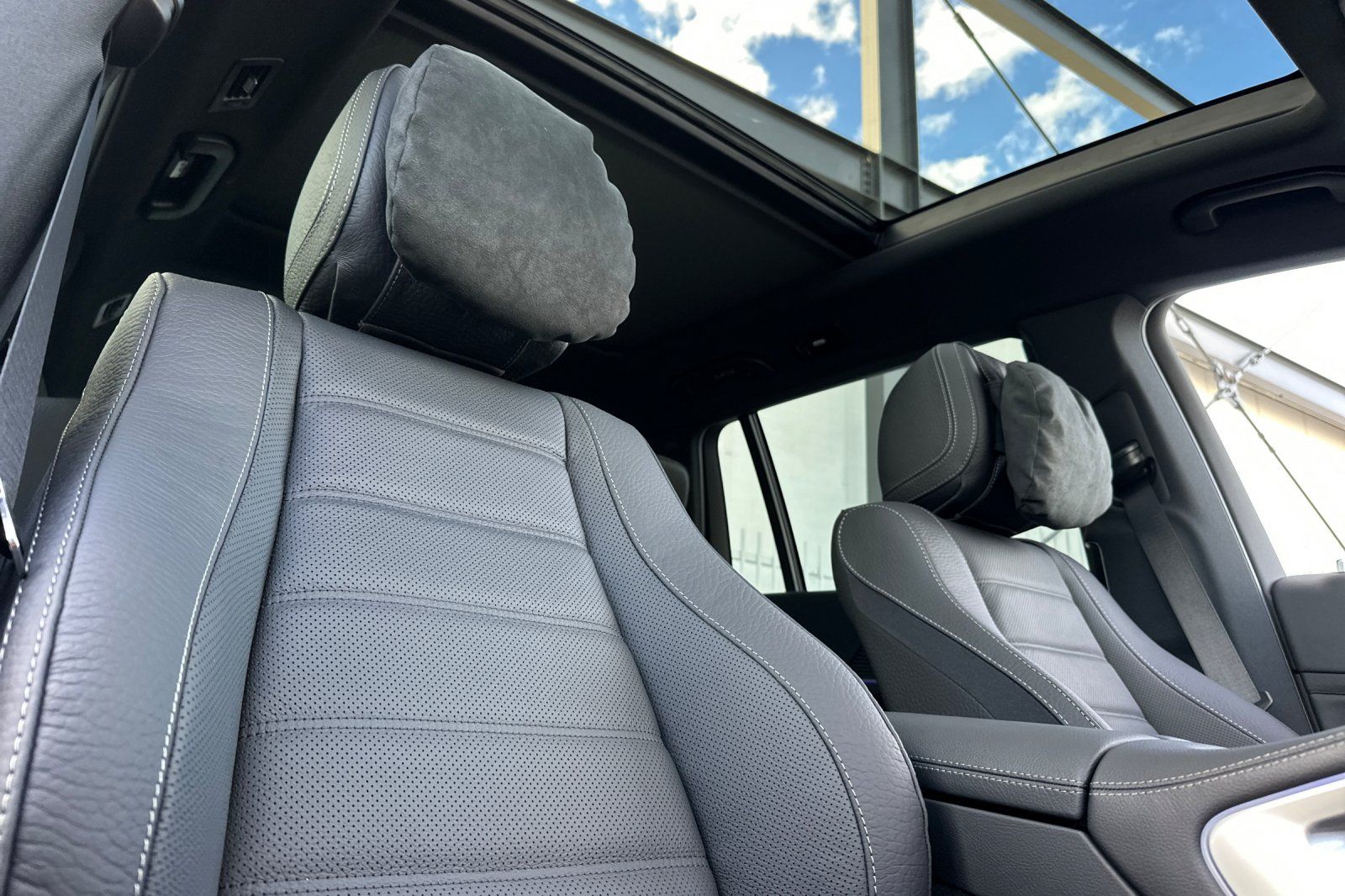 2026 Mercedes Benz GLS 580 4MATIC photo 2