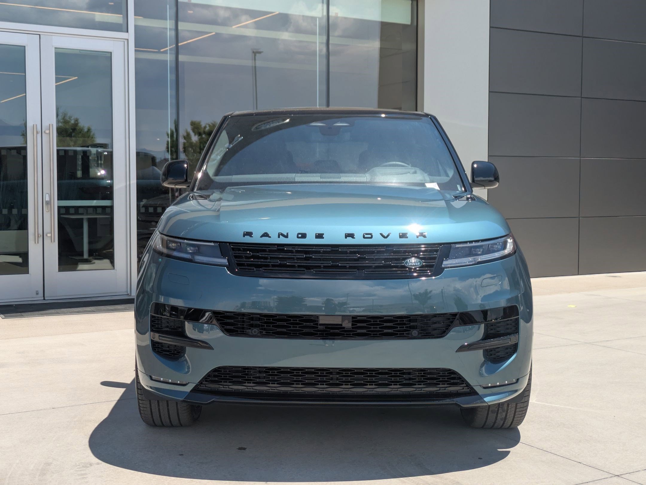 2025 Land Rover Range Rover Sport SE photo 2
