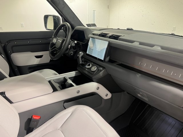 2025 Land Rover Defender 110 V8 photo 22