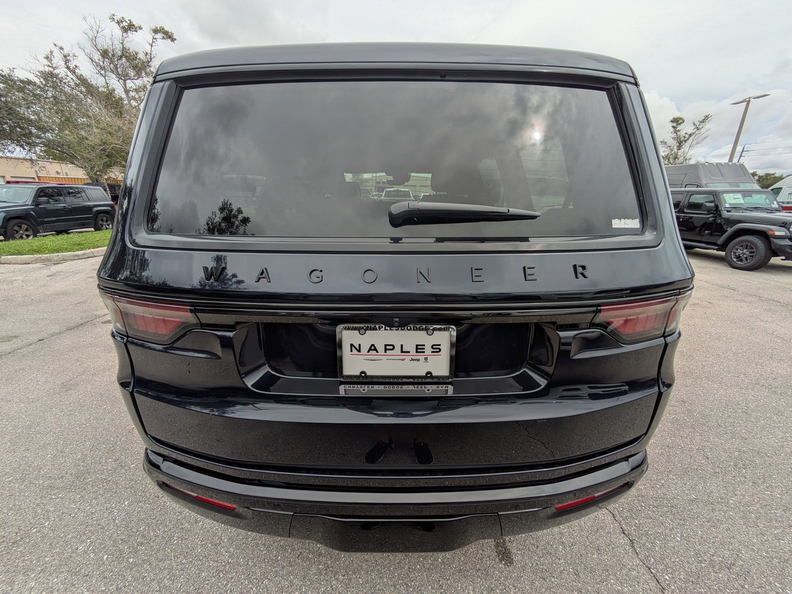 2025 Jeep Wagoneer Series II Carbide photo 4