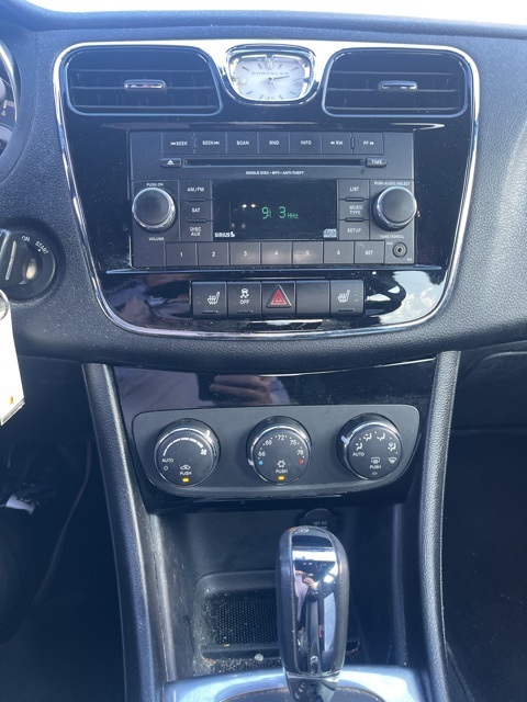 2012 Chrysler 200 Touring photo 11