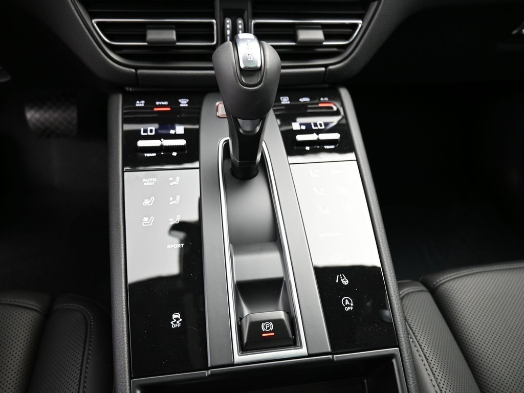 2026 Porsche Macan T photo 9