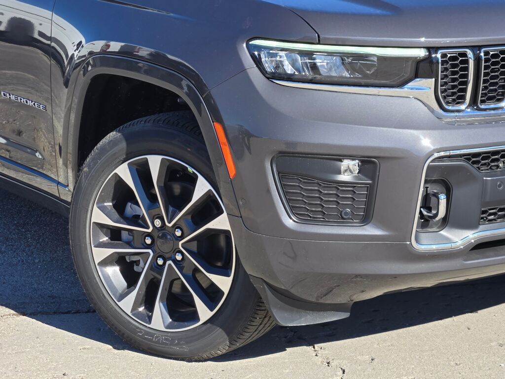 2025 Jeep Grand Cherokee Overland photo 3