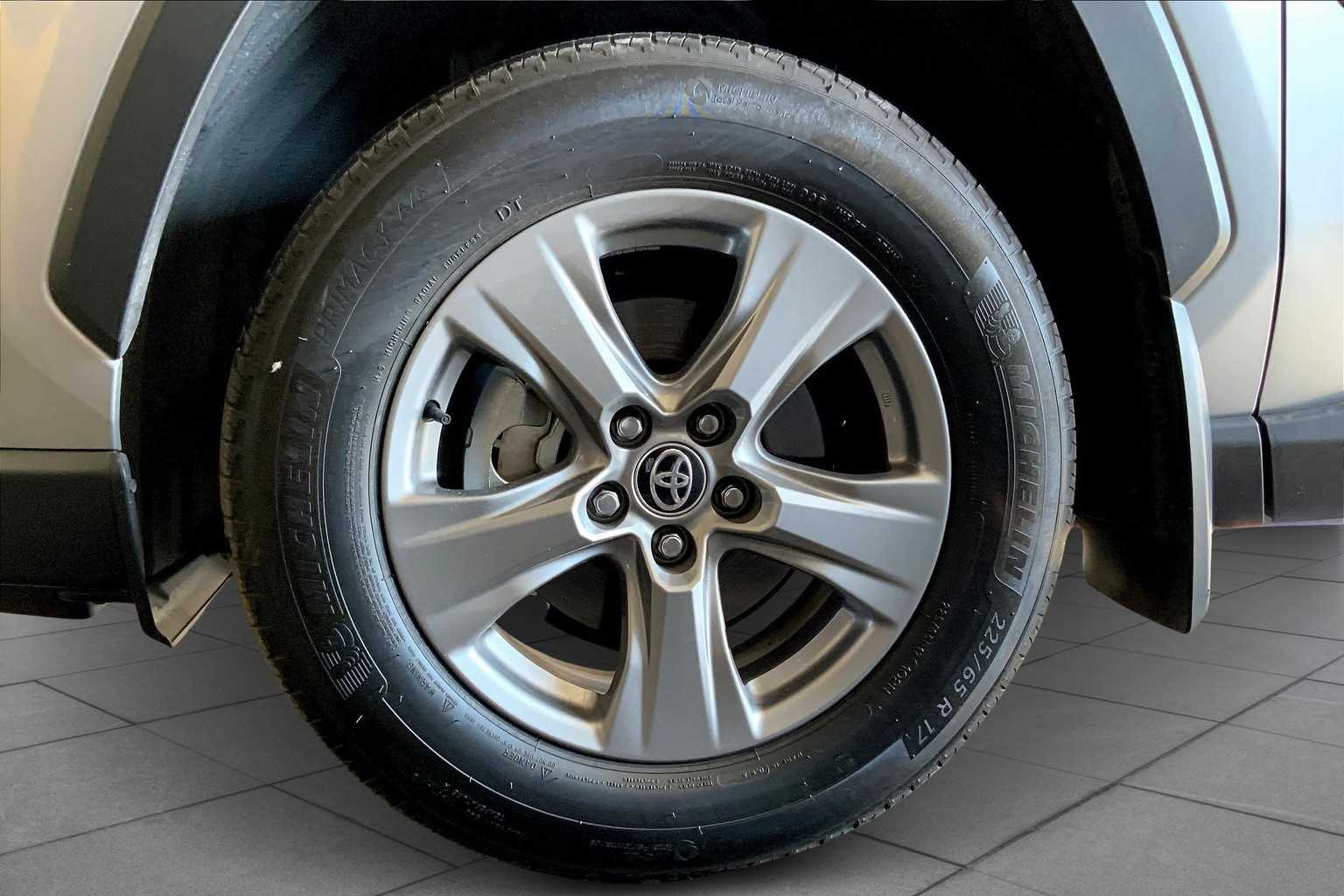 2024 Toyota RAV4 XLE photo 9