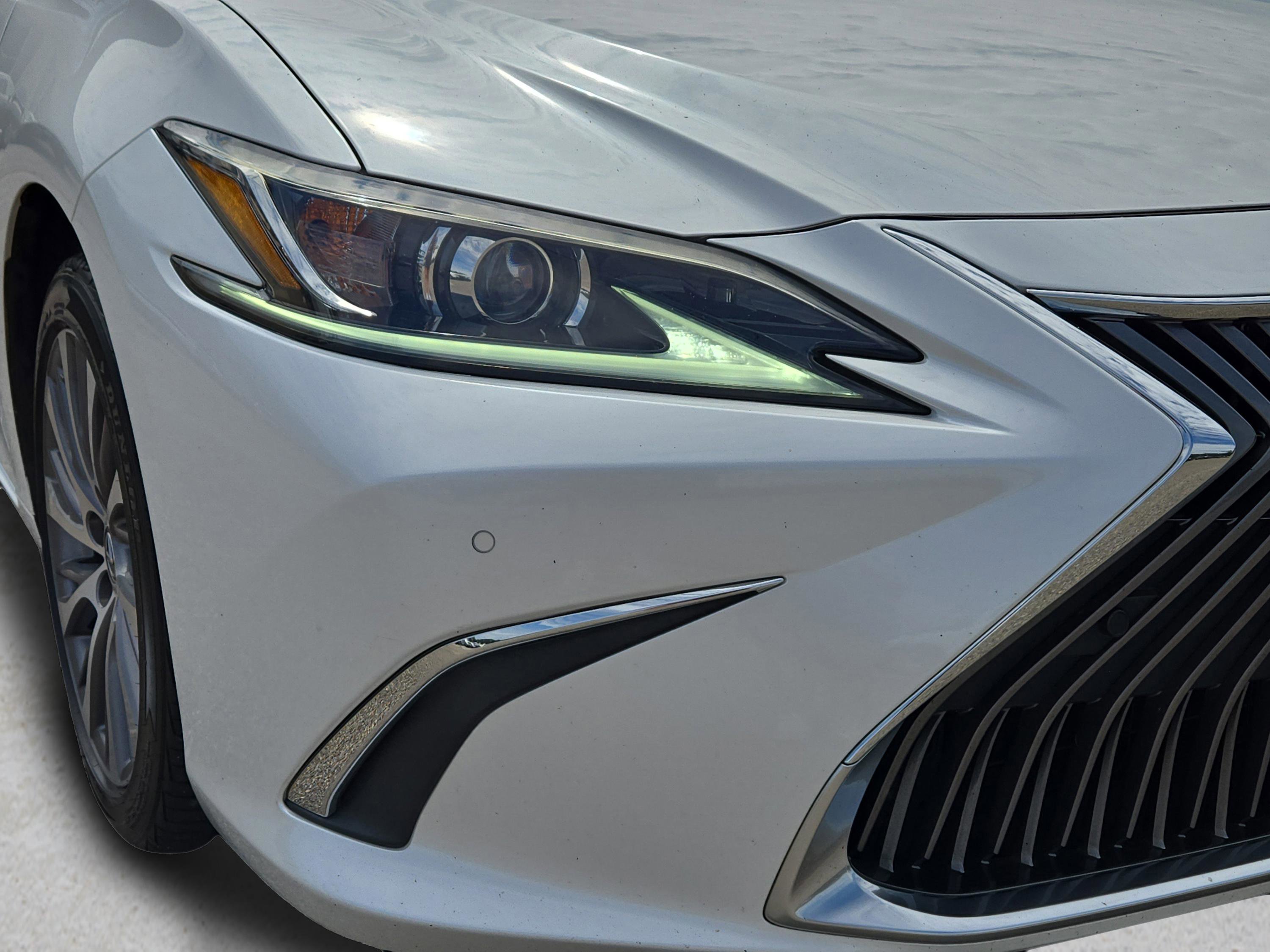 2020 Lexus ES 300h photo 3