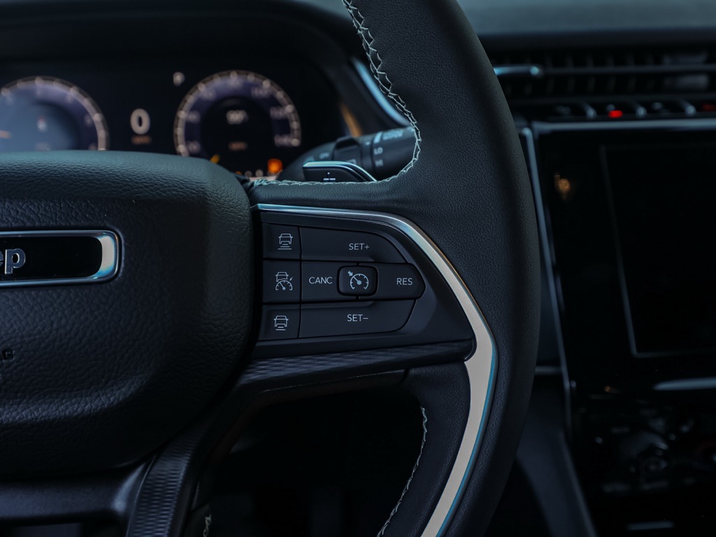 New 2025 Velvet Red Pearl-Coat Exterior Paint Jeep Altitude X image 26