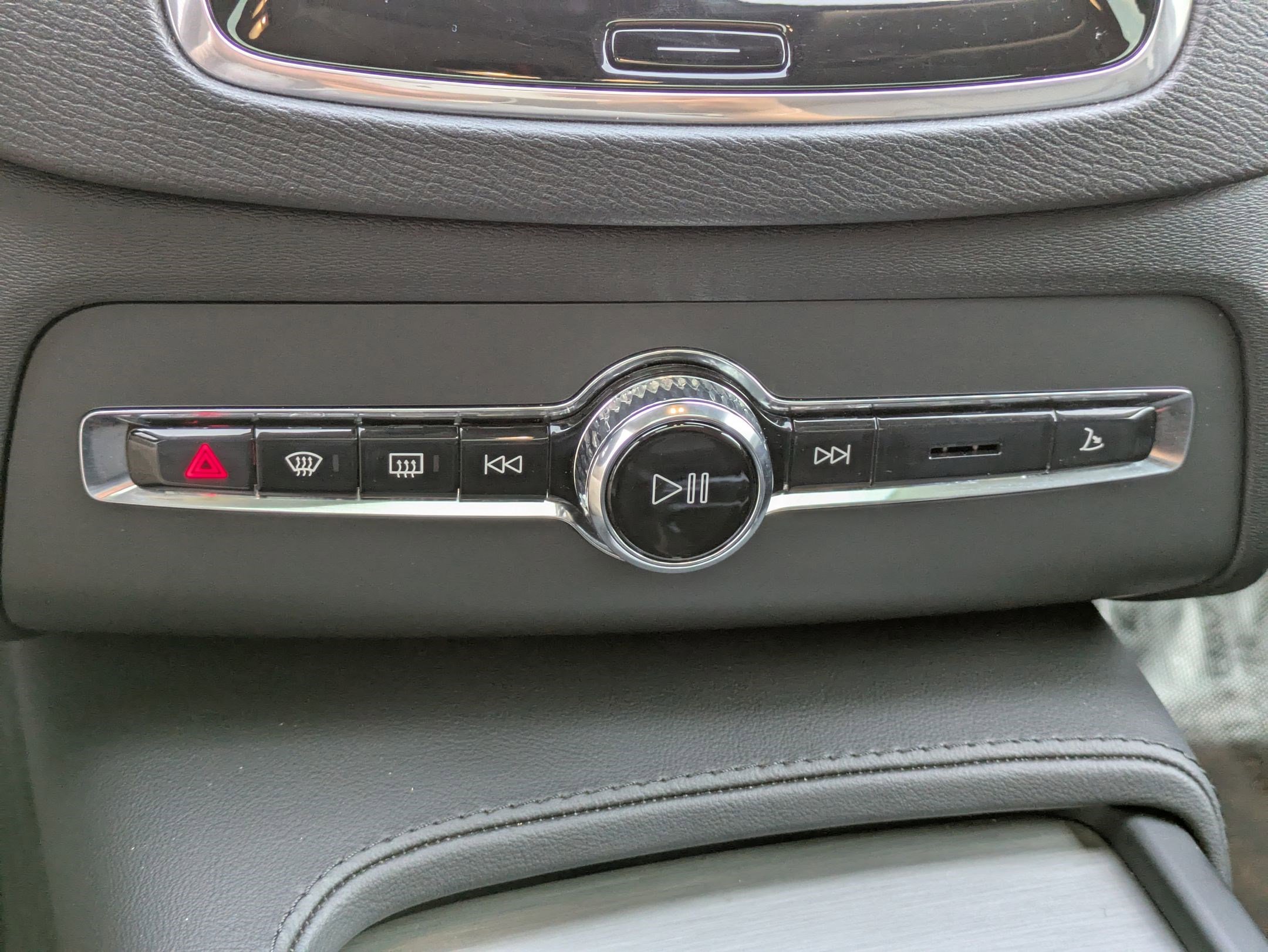 2025 Volvo XC90 Core photo 21
