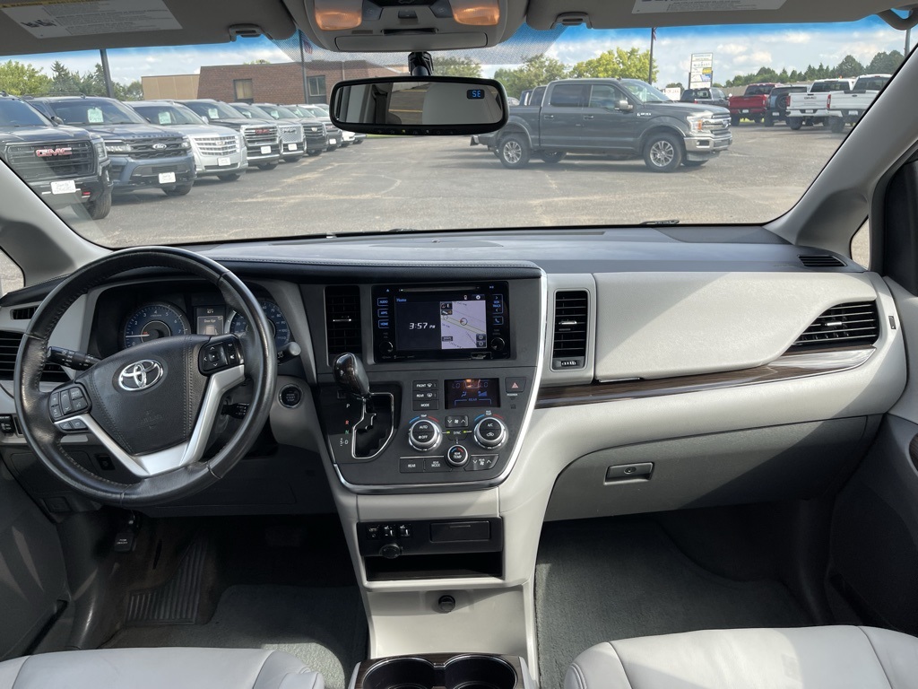 2017 Toyota Sienna XLE photo 38