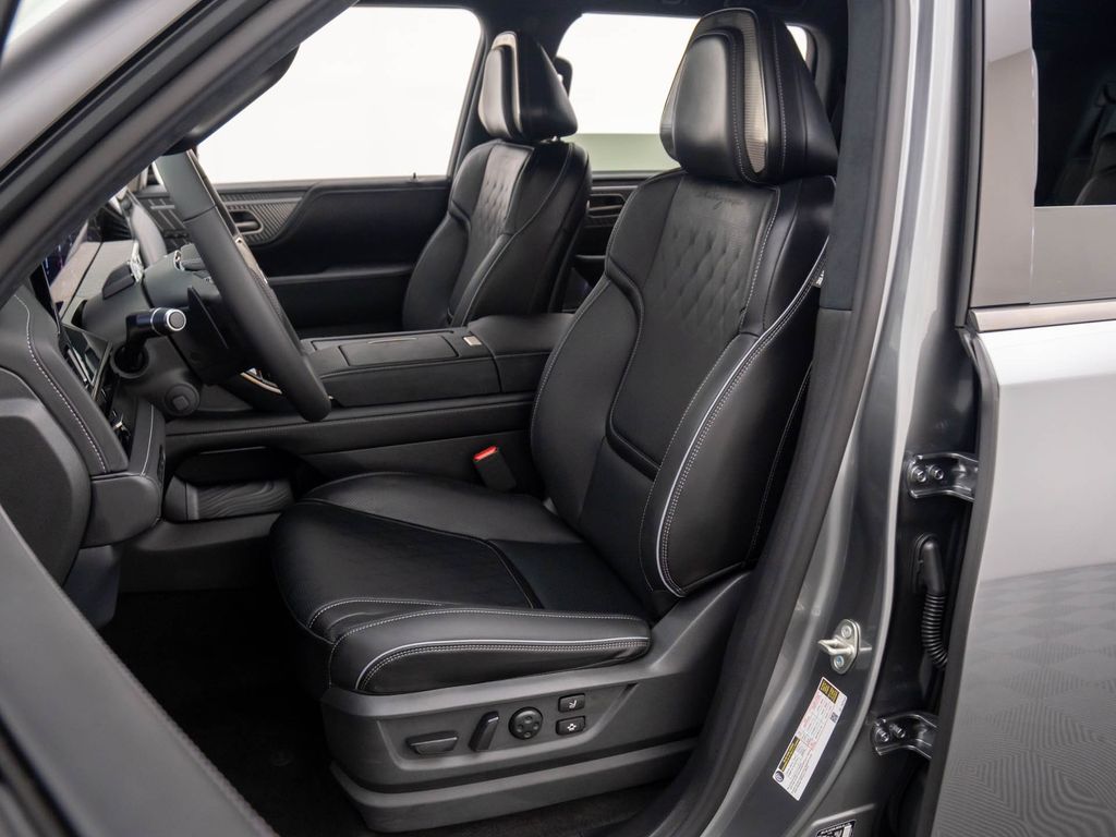 2026 Infiniti QX80 photo 14