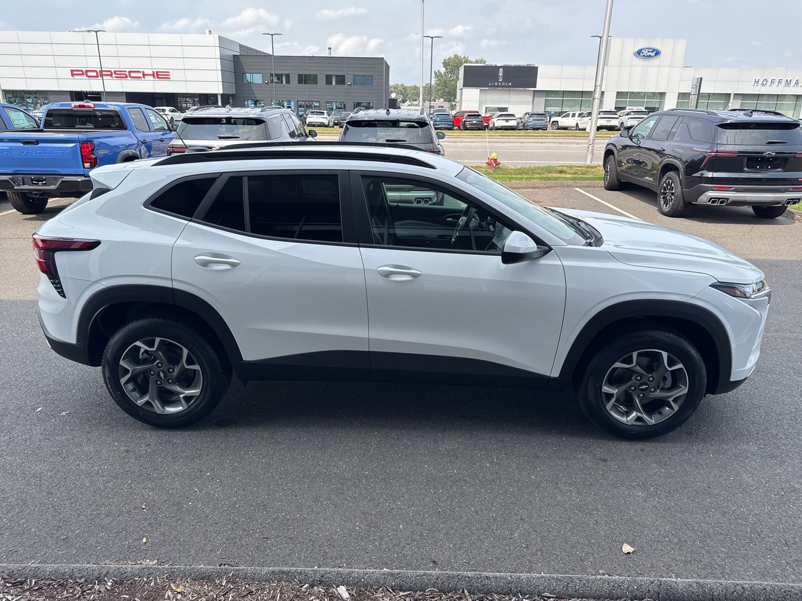 2025 Chevrolet Trax LT photo 4