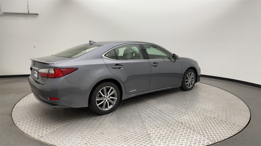 2017 Lexus ES 300h photo 2