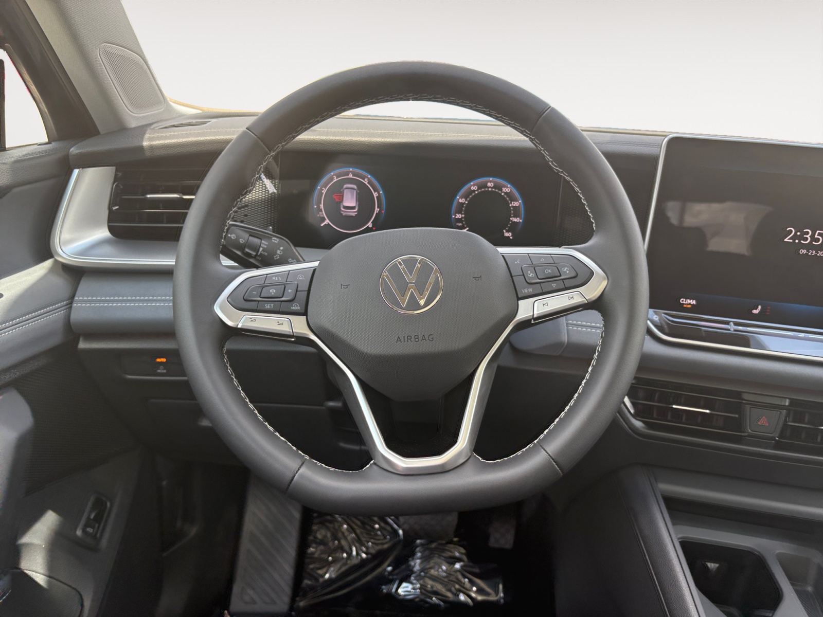 2025 Volkswagen Tiguan SE photo 14