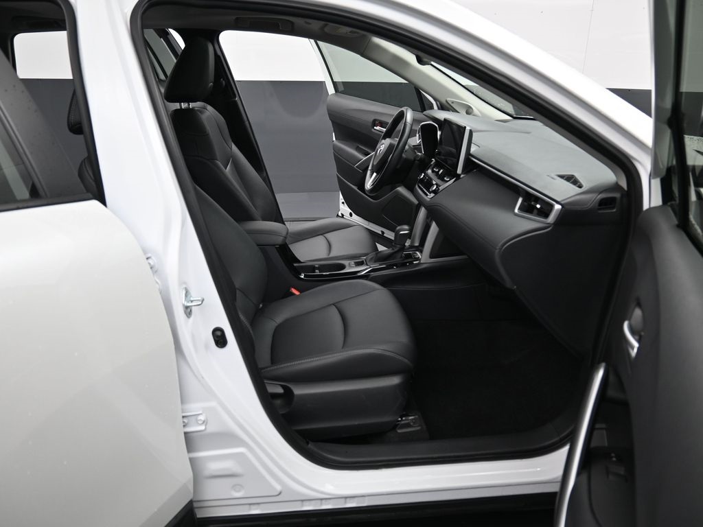 2023 Toyota Corolla Cross XLE photo 33