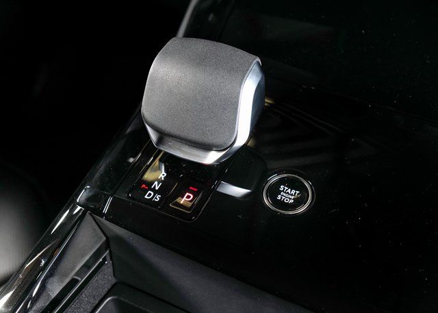 2025 Land Rover Range Rover Sport SE photo 15