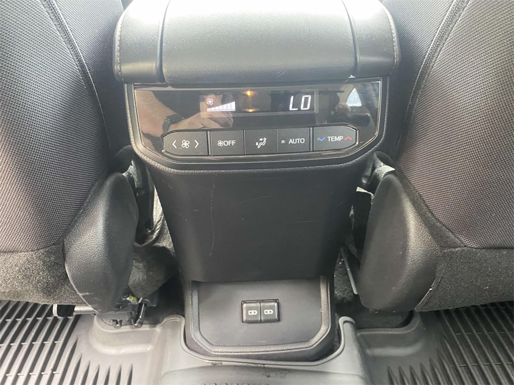 2024 Toyota Highlander LE photo 8