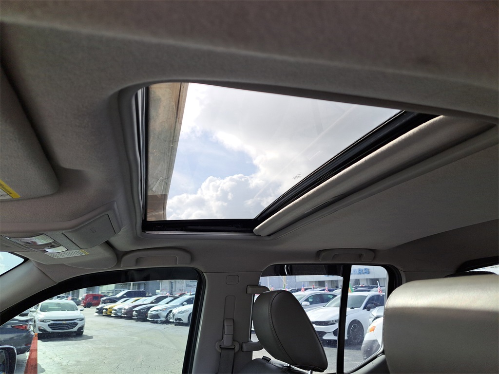 2019 Nissan Frontier SL photo 13