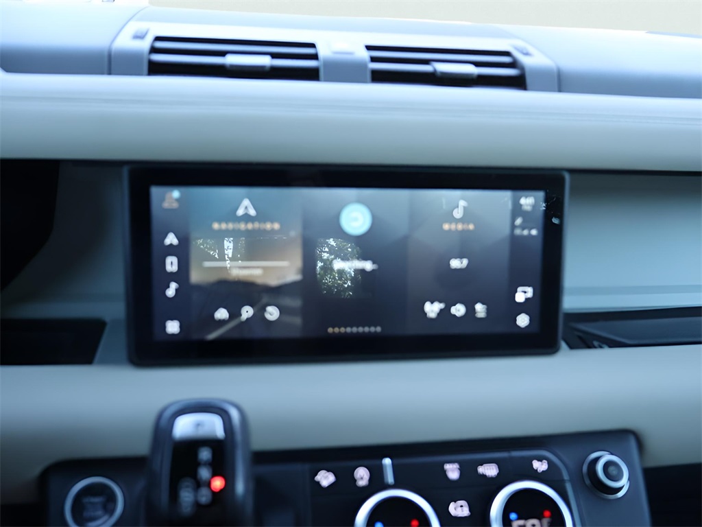 2022 Land Rover Defender 110 SE photo 17
