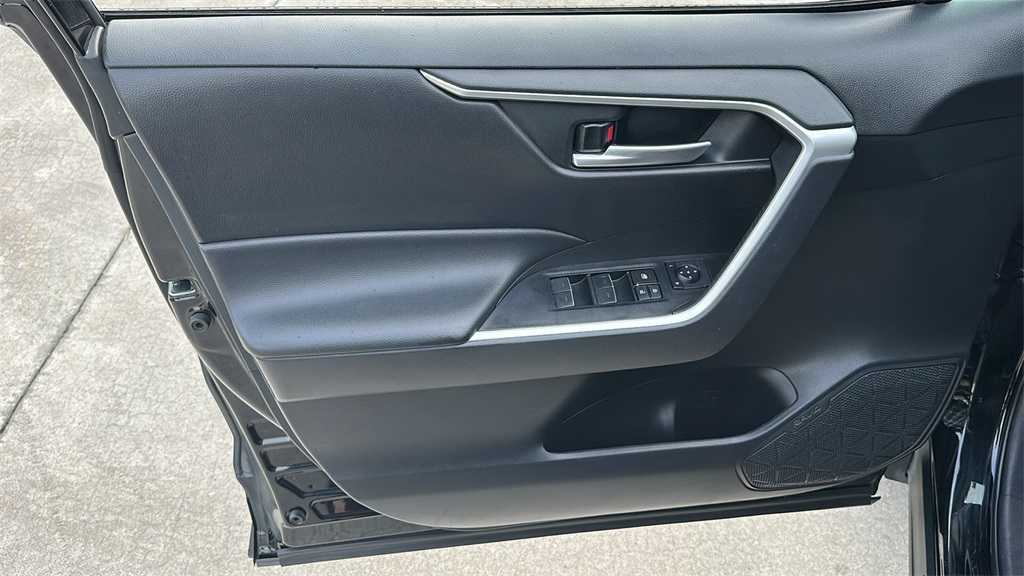 2023 Toyota RAV4 XLE photo 13