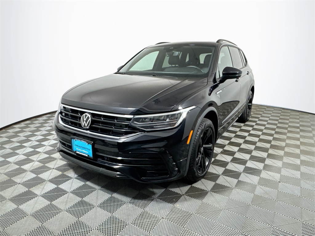 2024 Volkswagen Tiguan SE R-LINE BLACK's photo