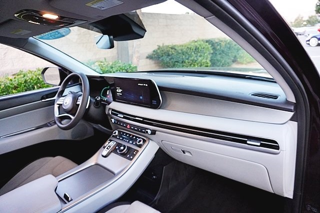 Used 2023 Red Hyundai SE image 9