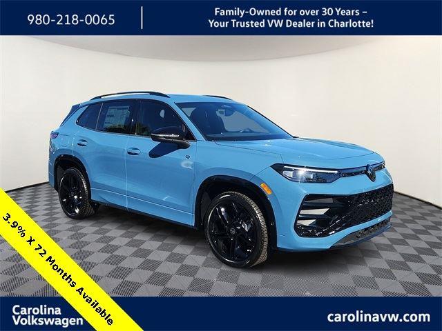 2025 Volkswagen Tiguan SE R-LINE BLACK's photo