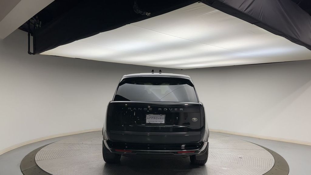 2023 Land Rover Range Rover SE photo 3