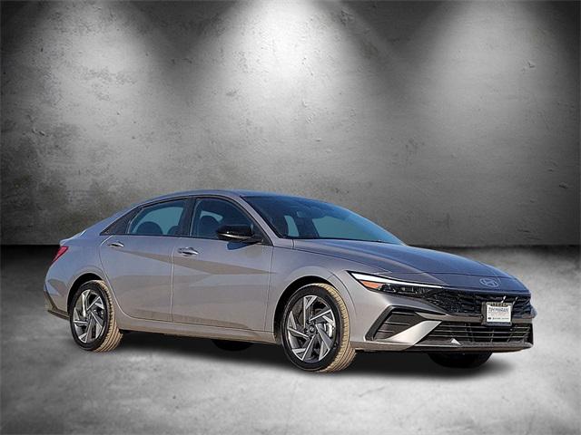 2025 Hyundai Elantra SEL Sport photo 2