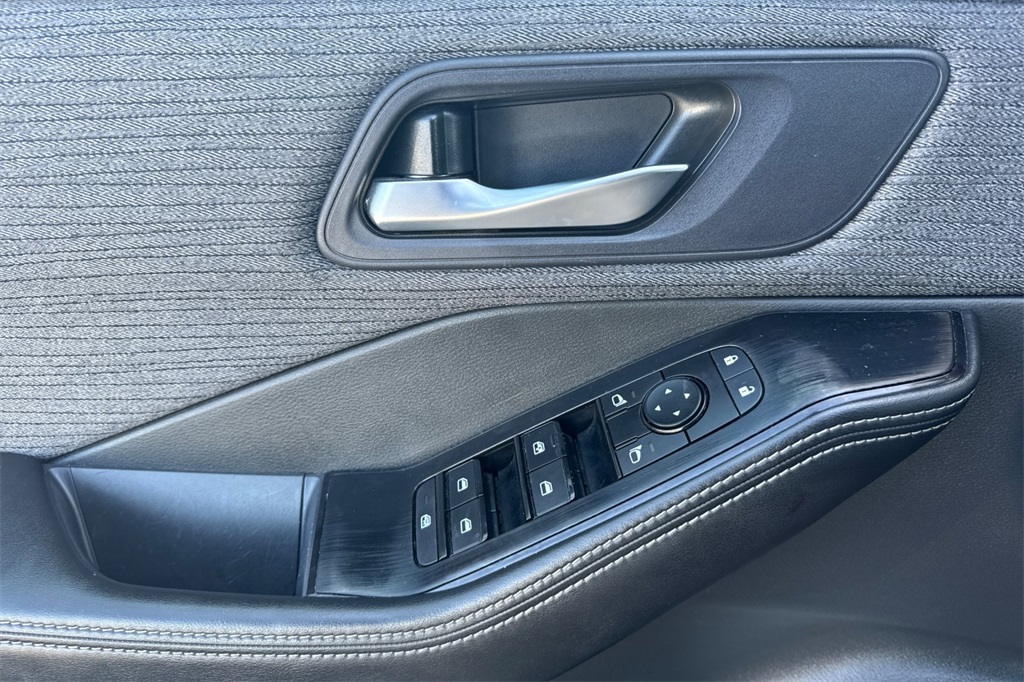 2023 Nissan Rogue SV photo 12
