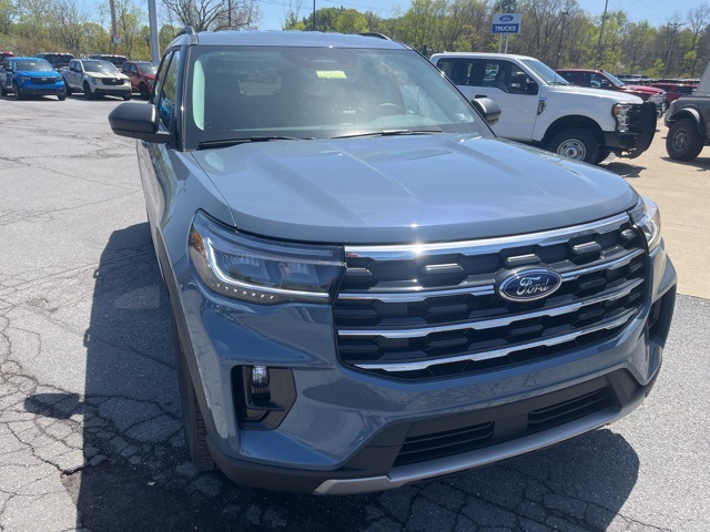 2025 Ford Explorer photo 9