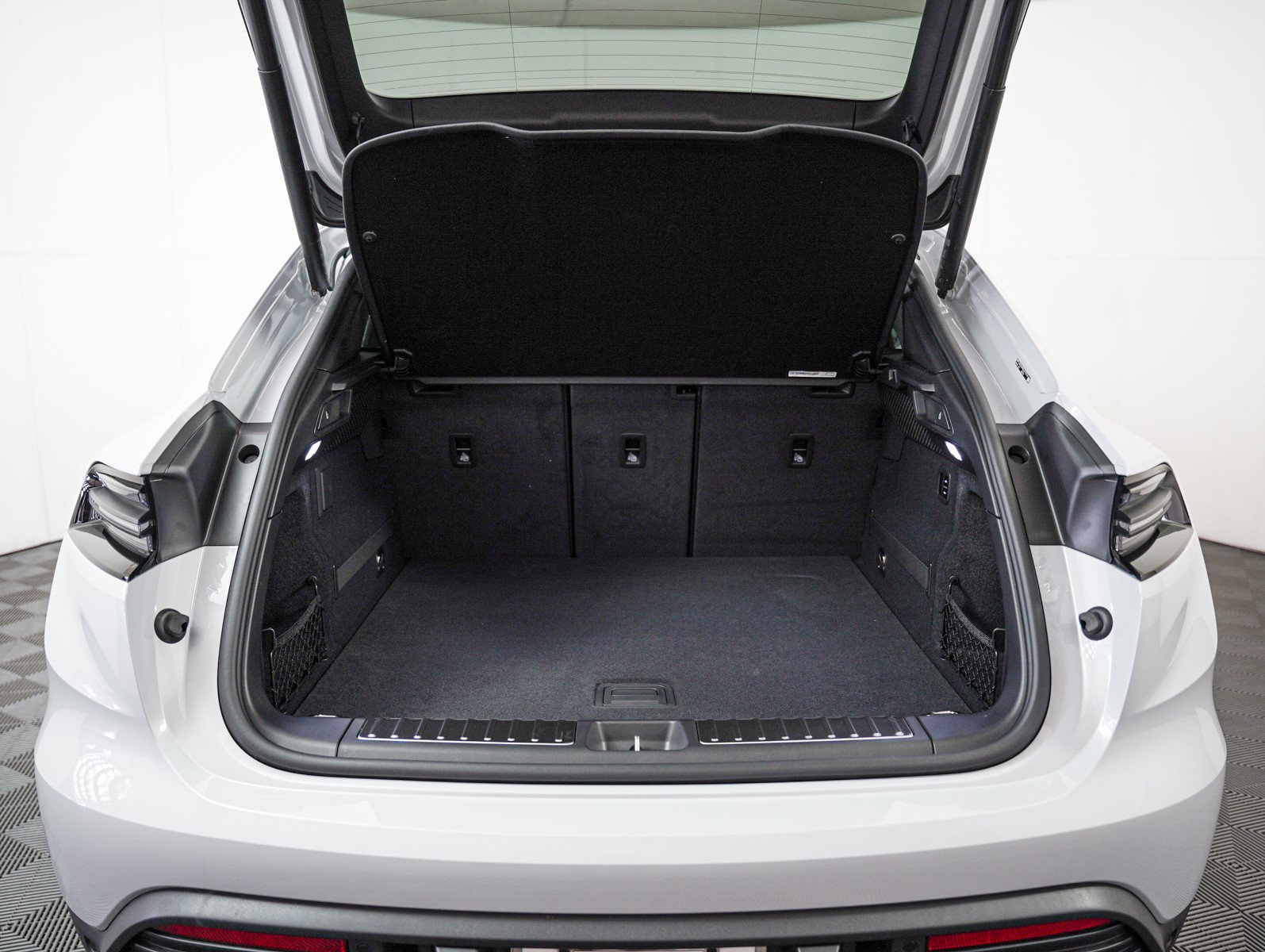 2025 Porsche Macan Electric photo 11