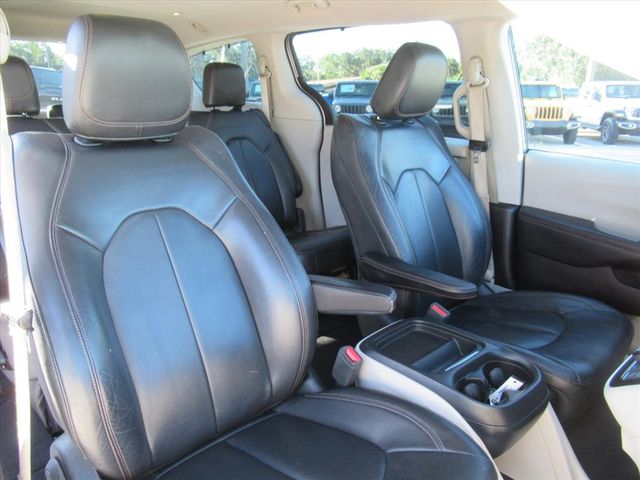 2017 Chrysler Pacifica Touring L photo 8