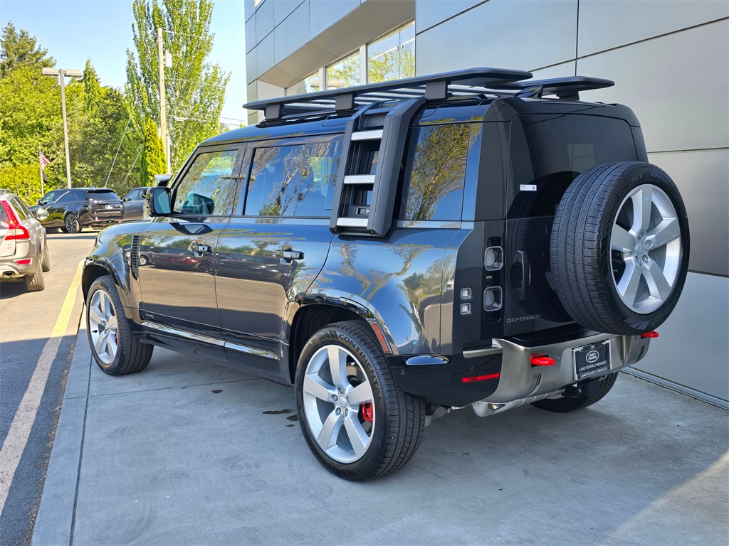 2025 Land Rover Defender 110 photo 4