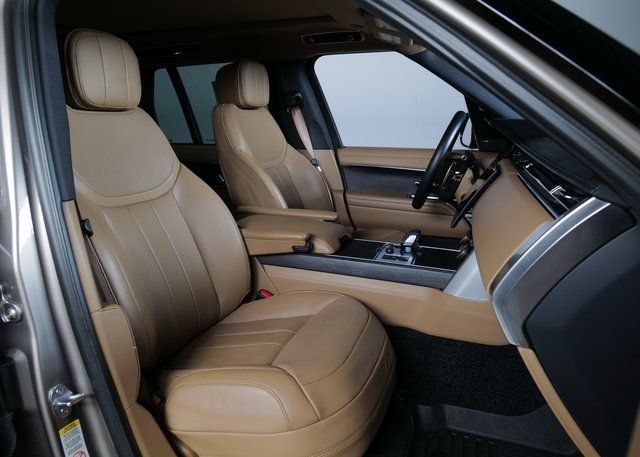 2023 Land Rover Range Rover SE photo 3