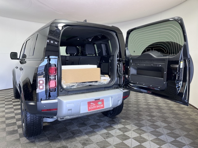 2025 Land Rover Defender 110 S photo 22